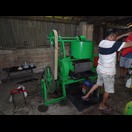 Die Einheimischen lassen aus getrocknetem Kokosnussfleisch in dieser Presse Öl pressen